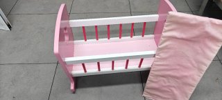 Cuna para muñeca rosa con flores