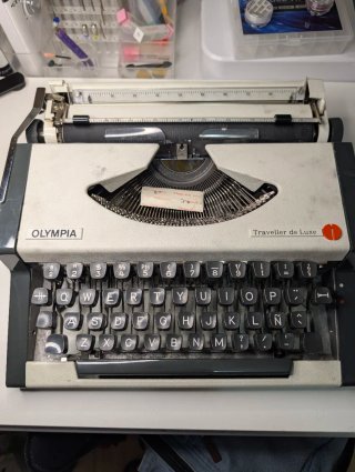 Máquina de escribir OLYMPIA Traveller de Luxe