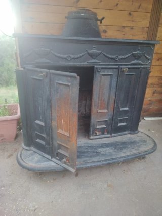 Chimenea antigua de hierro fundido