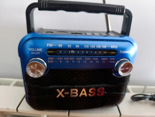 Radio Portátil X-BASS FM/AM/SW con Linterna