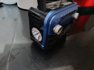 Radio Portátil X-BASS FM/AM/SW con Linterna