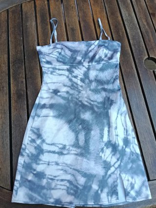 Vestido con estampado abstracto. Precio negociable
