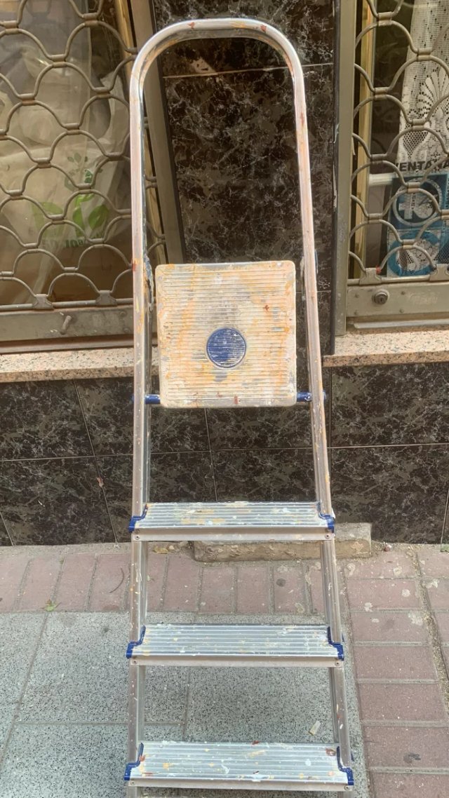 Escalera plegable de aluminio de 4 peldaños
