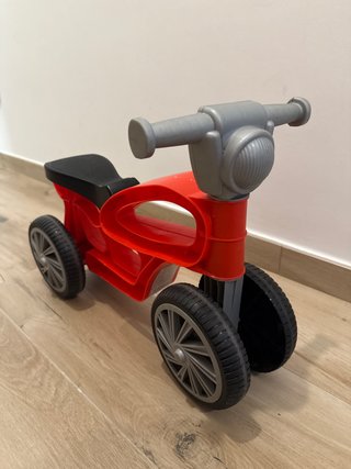 Moto correpasillos roja