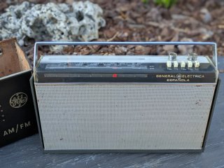 Radio transistor vintage General Eléctrica Español