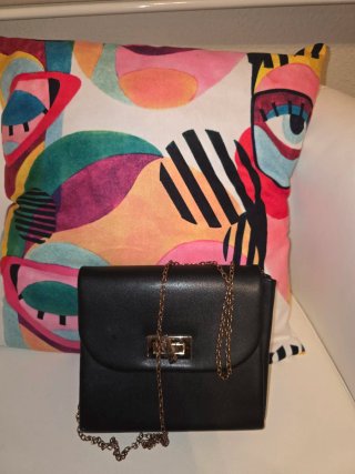 Bolso negro con cadena dorada