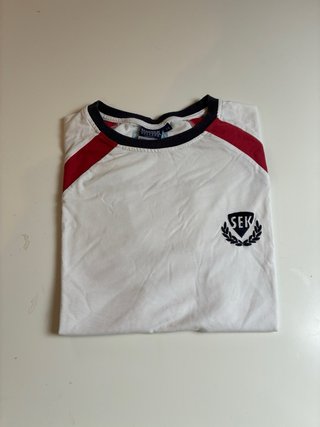 Varias prendas de uniforme del colegio SEK,
