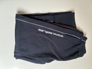 Varias prendas de uniforme del colegio SEK,
