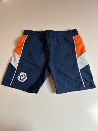 Varias prendas de uniforme del colegio SEK,