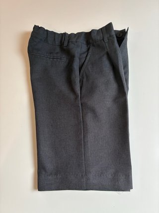 Varias prendas de uniforme del colegio SEK,