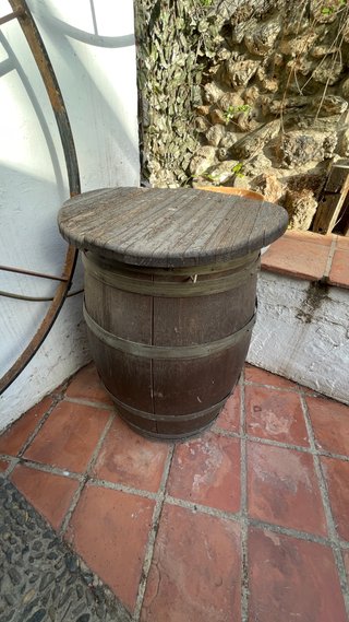Barril de madera con mesa alta