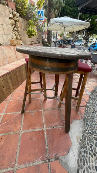 Barril de madera con mesa alta