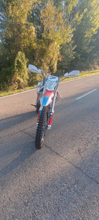 Moto ROAN 250cc Enduro/Cross Roja y Blanca