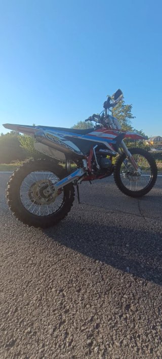 Moto ROAN 250cc Enduro/Cross Roja y Blanca