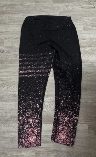 Leggings negros con estampado rosa