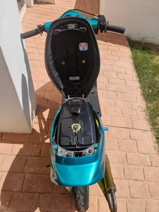 Yamaha Jog Azul y Amarillo Competición