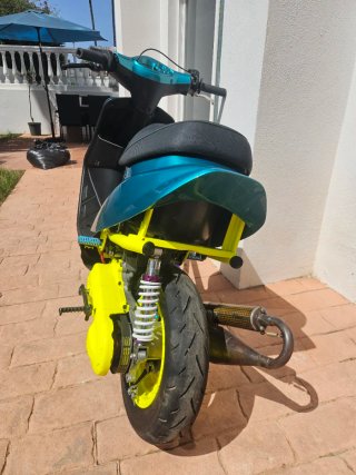 Yamaha Jog Azul y Amarillo Competición
