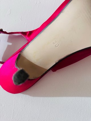 Zapatos de tacón fucsia con flores una sola puesta