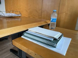 Mesa de oficina en L de madera y metal