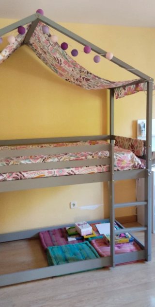 Cama casita de madera para dos camitas.