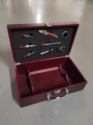 Caja de vino con accesorios