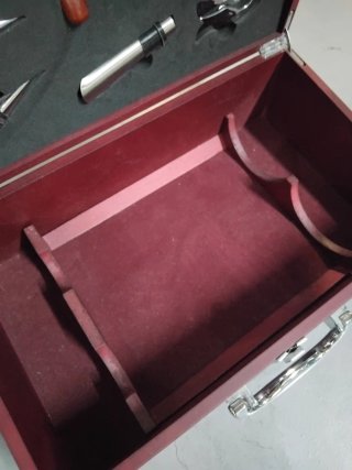 Caja de vino con accesorios