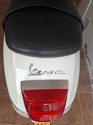 Vespa Blanca Scooter