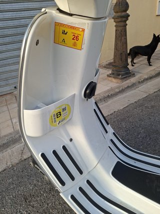 Vespa Blanca Scooter