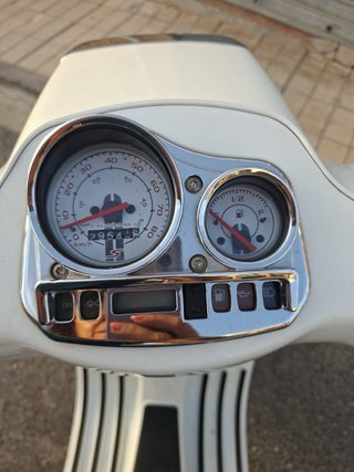 Vespa Blanca Scooter