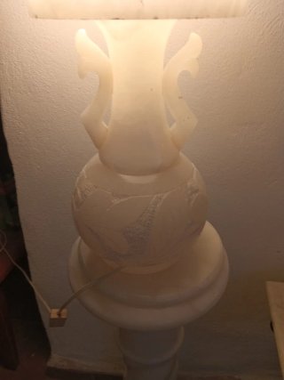 Lámpara de alabastro con pedestal