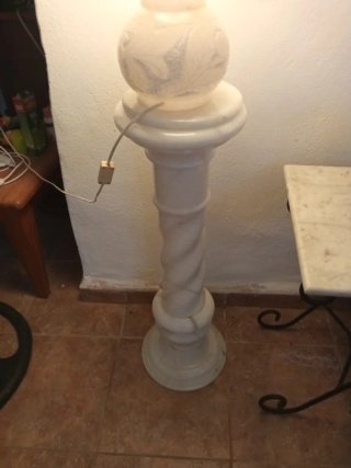 Lámpara de alabastro con pedestal
