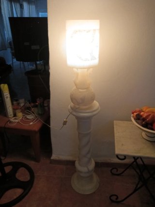 Lámpara de alabastro con pedestal