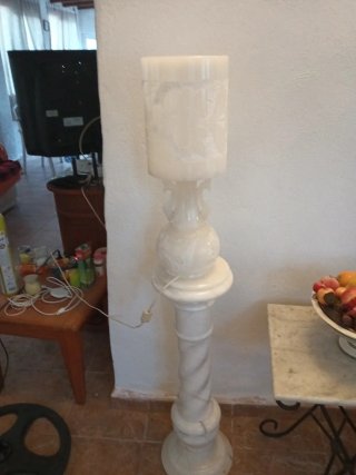 Lámpara de alabastro con pedestal
