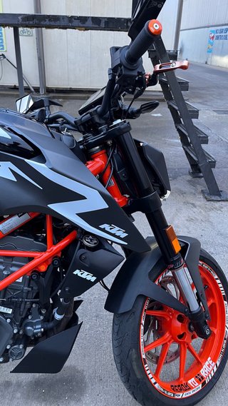 KTM 125 Duke Negra con 8500km