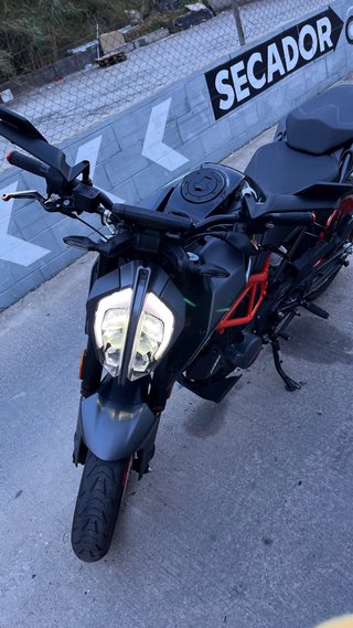 KTM 125 Duke Negra con 8500km