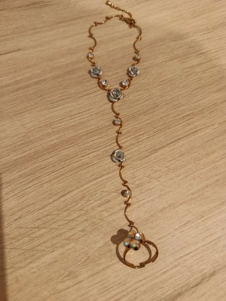 Pulsera de mano con anillo dorado