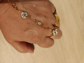 Pulsera de mano con anillo dorado