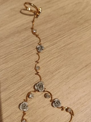 Pulsera de mano con anillo dorado