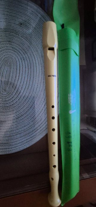 Flauta dulce Hohner color crema.