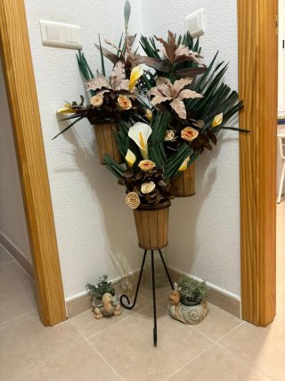 Florero decorativo de madera y metal