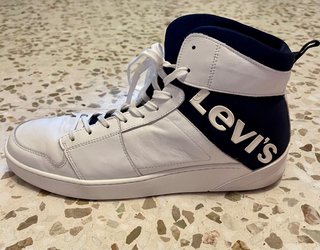Tenis Levi's hombre, caña alta, partes elásticas.