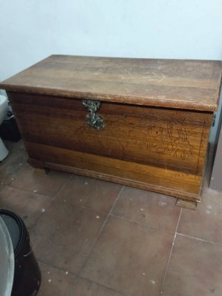 Baúl de madera tallado