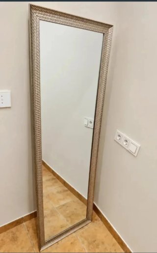 Espejo Elegante con Marco Metálico