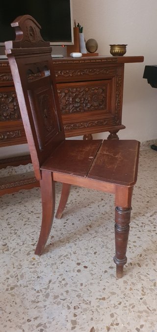 Silla inglesa antigua madera tallada.