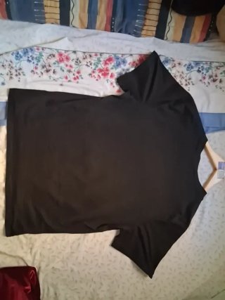 Camiseta Negra con Diseño Gráfico