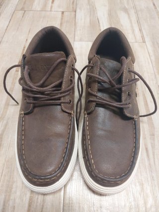 Zapatos náuticos de cuero marrones