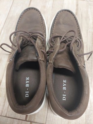 Zapatos náuticos de cuero marrones