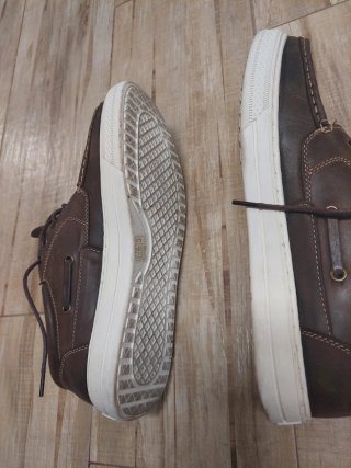 Zapatos náuticos de cuero marrones