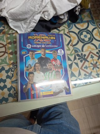Album Adrenalyn 22-23 +110 cartas con guantes oro