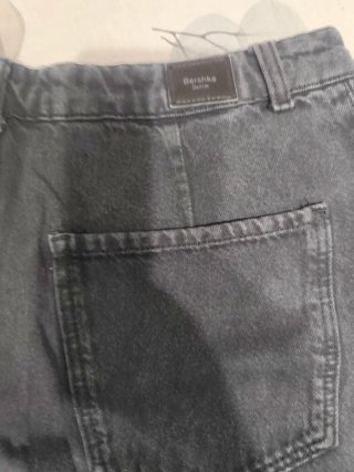 Pantalón vaquero Bershka negro ancho tobilleros